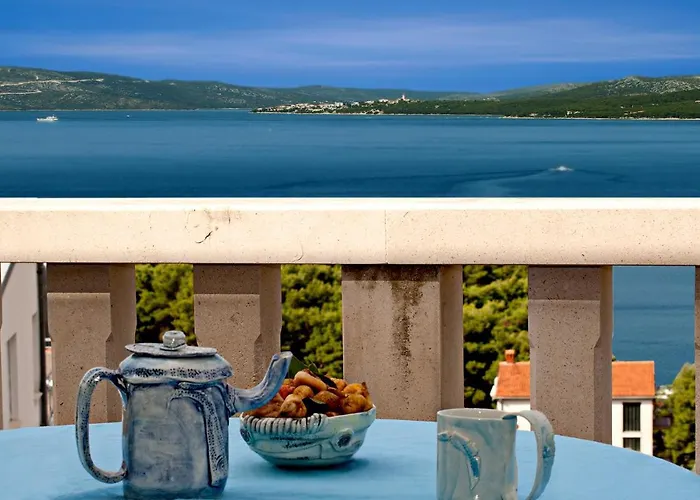 Beautiful For Two Persons With Sea View In Near The Appartement Trogir